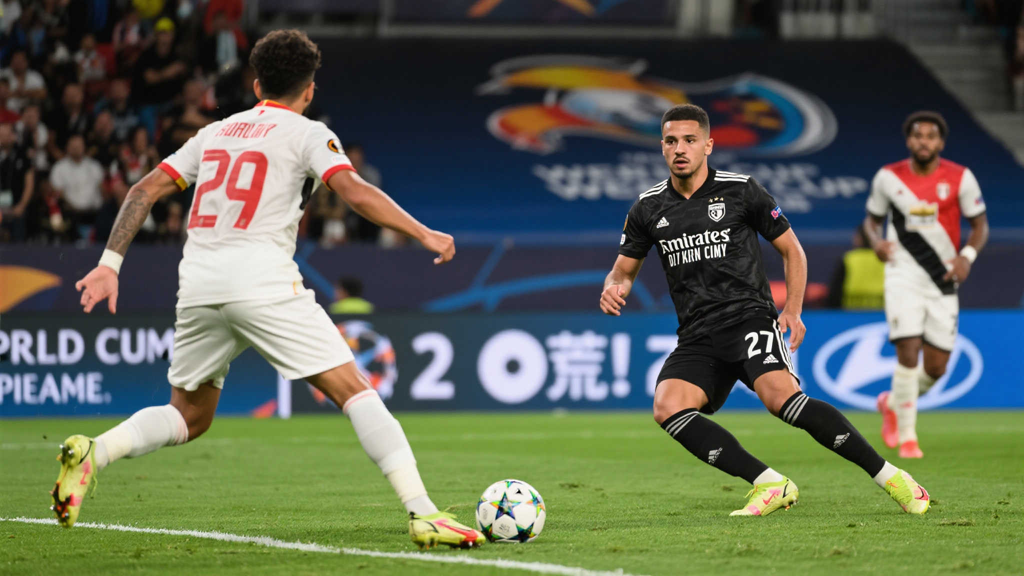 在国际足坛备受瞩目的世俱杯赛场上，每支球队都渴望展